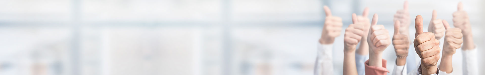 Personengruppe die ihre Daumen nach oben halten