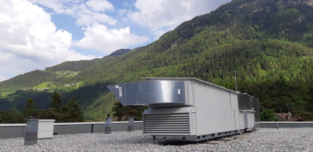 Lüftungsgerät mit Wärmepumpe auf Schuldach