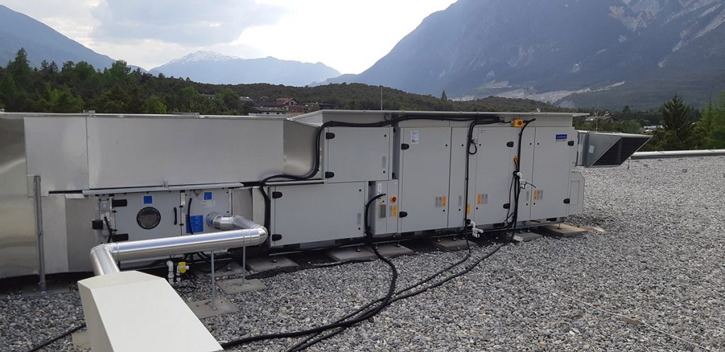 Lüftungsgerät mit Wärmepumpe auf Schuldach Rückseite