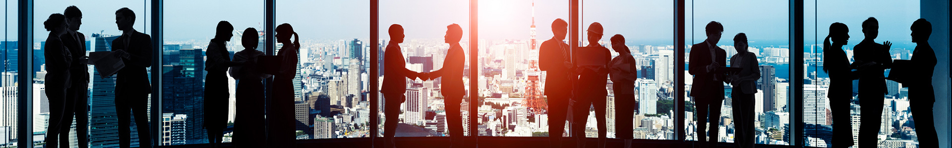 Silhouetten vor Skyline